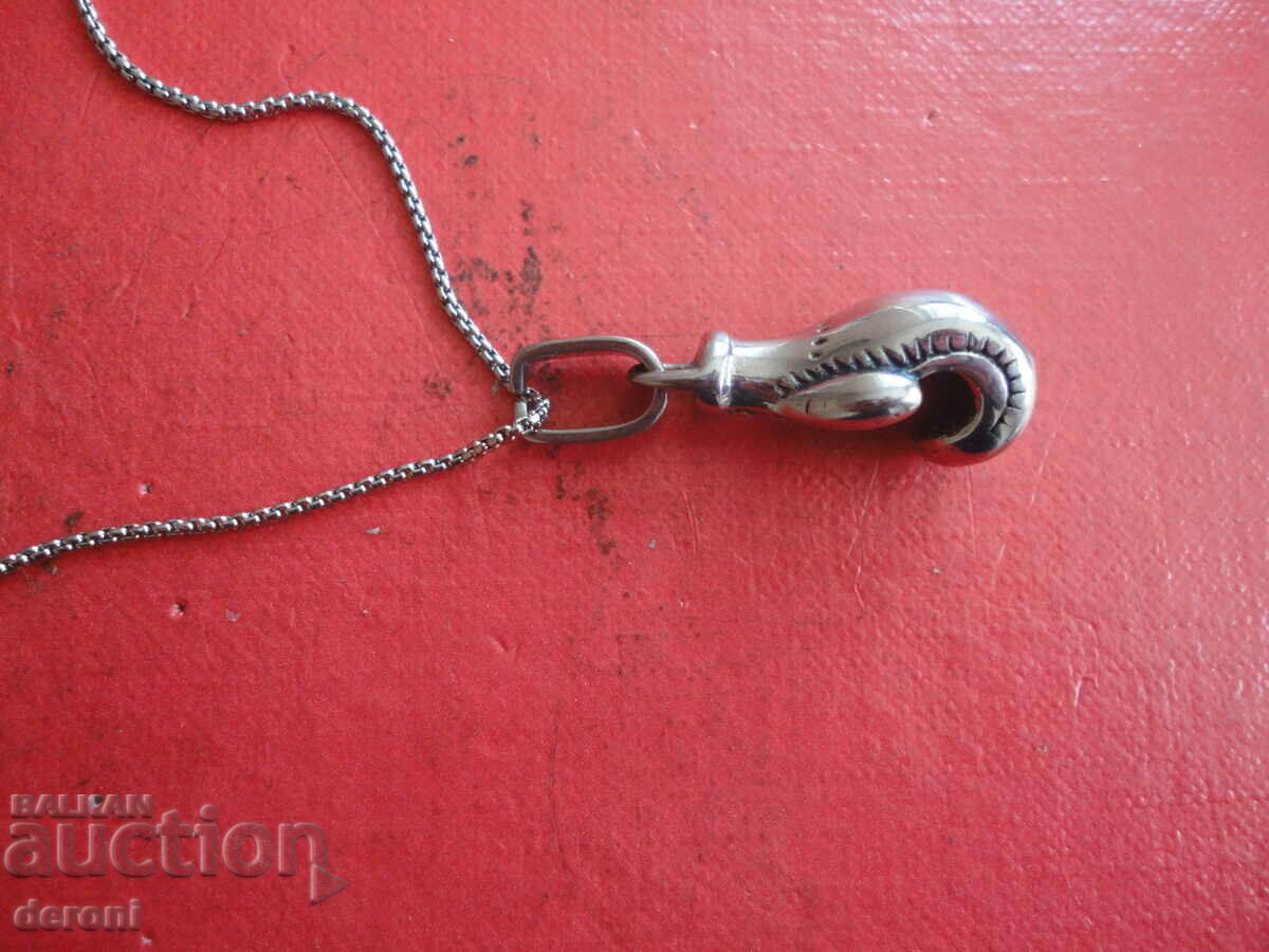 Δημοπρασία Καταπληκτικό κολιέ με μενταγιόν του μποξ Δημοπρασία Καταπληκτικό κολιέ με μενταγιόν του μποξ