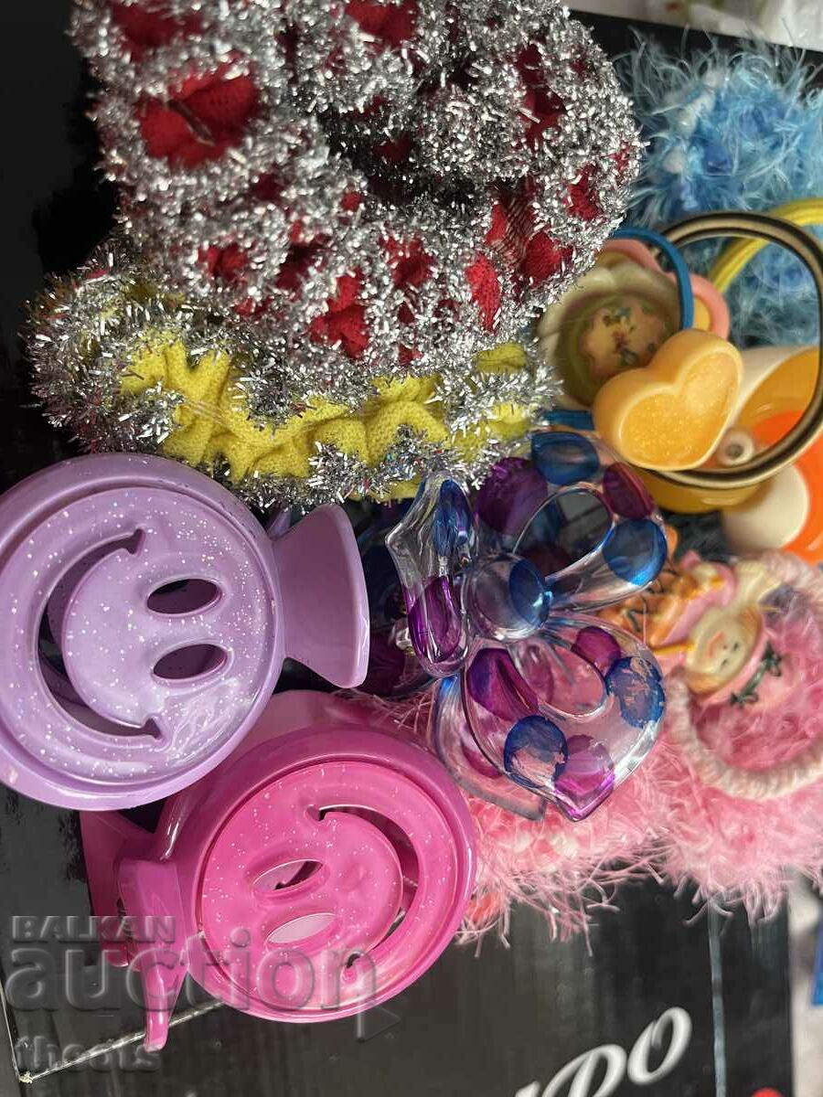 Lot of barrettes and hair ties