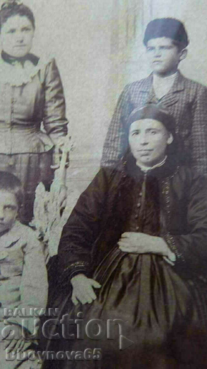Auction  Toma Hitrov - family photo at 140 years old