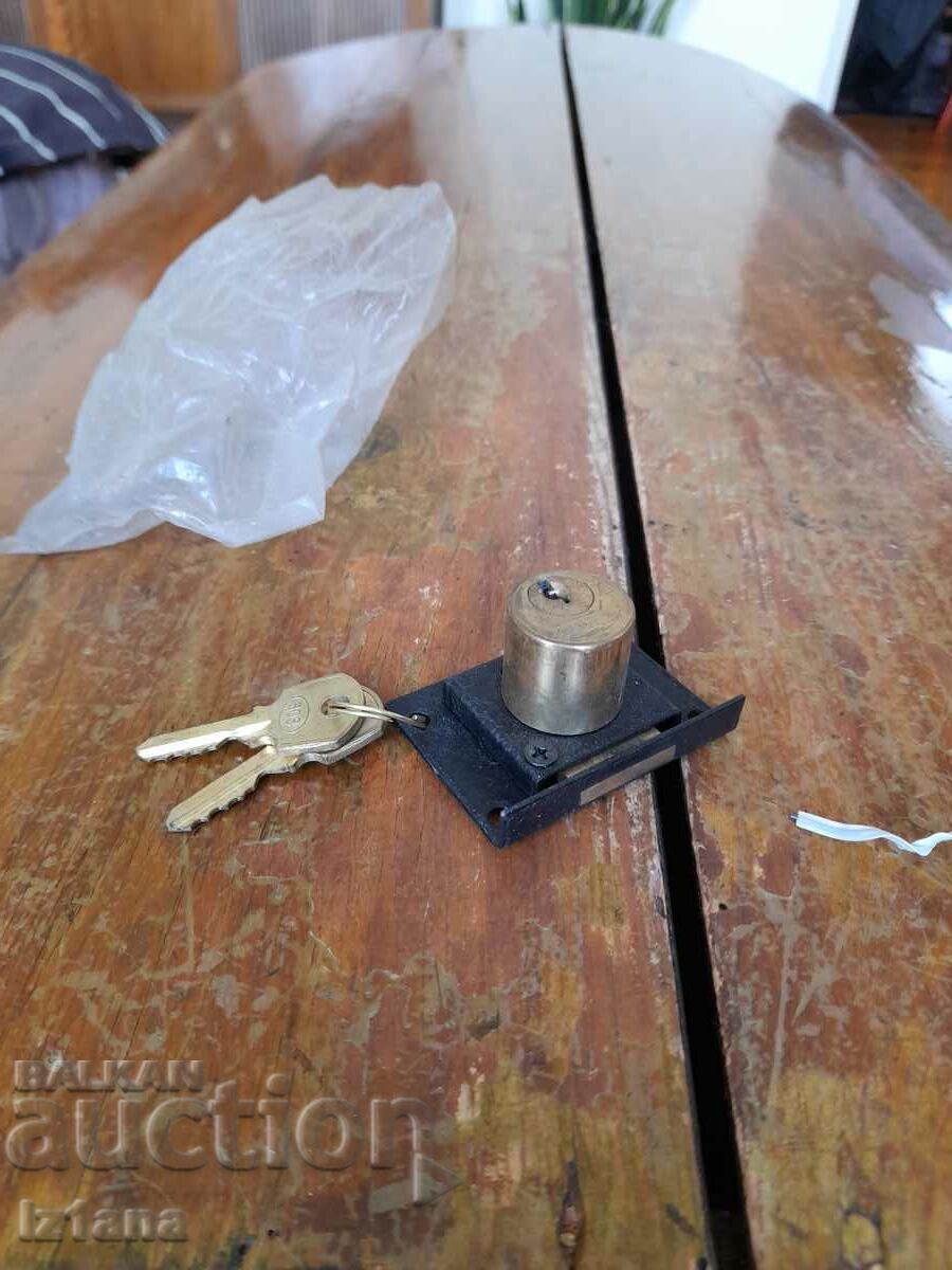 Old lock, padlock with price 27.00 BGN | € 13.80 Old lock, padlock with price 27.00 BGN | € 13.80