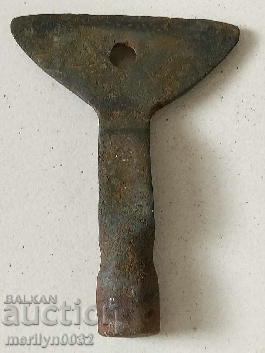 Old hatchet satyr ax without sap - 7