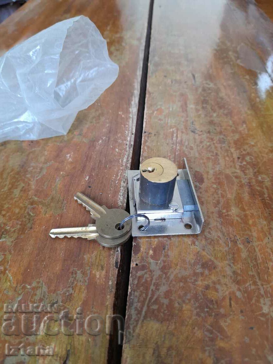 Old lock, padlock with price 27.00 BGN | € 13.80 Old lock, padlock with price 27.00 BGN | € 13.80