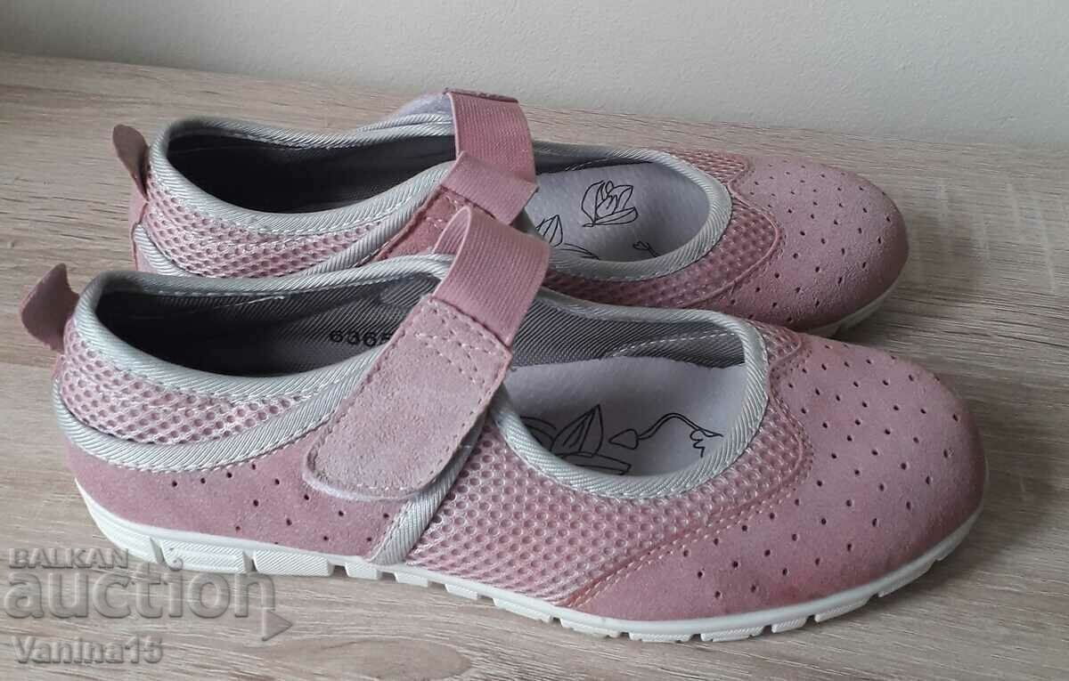 Delivery of Avenue American shoes, 38 Delivery of Avenue American shoes, 38