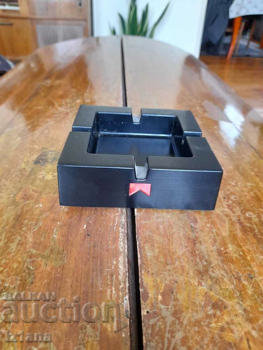 scrumieră veche Marlboro cu preț 27.00 BGN | € 13.80