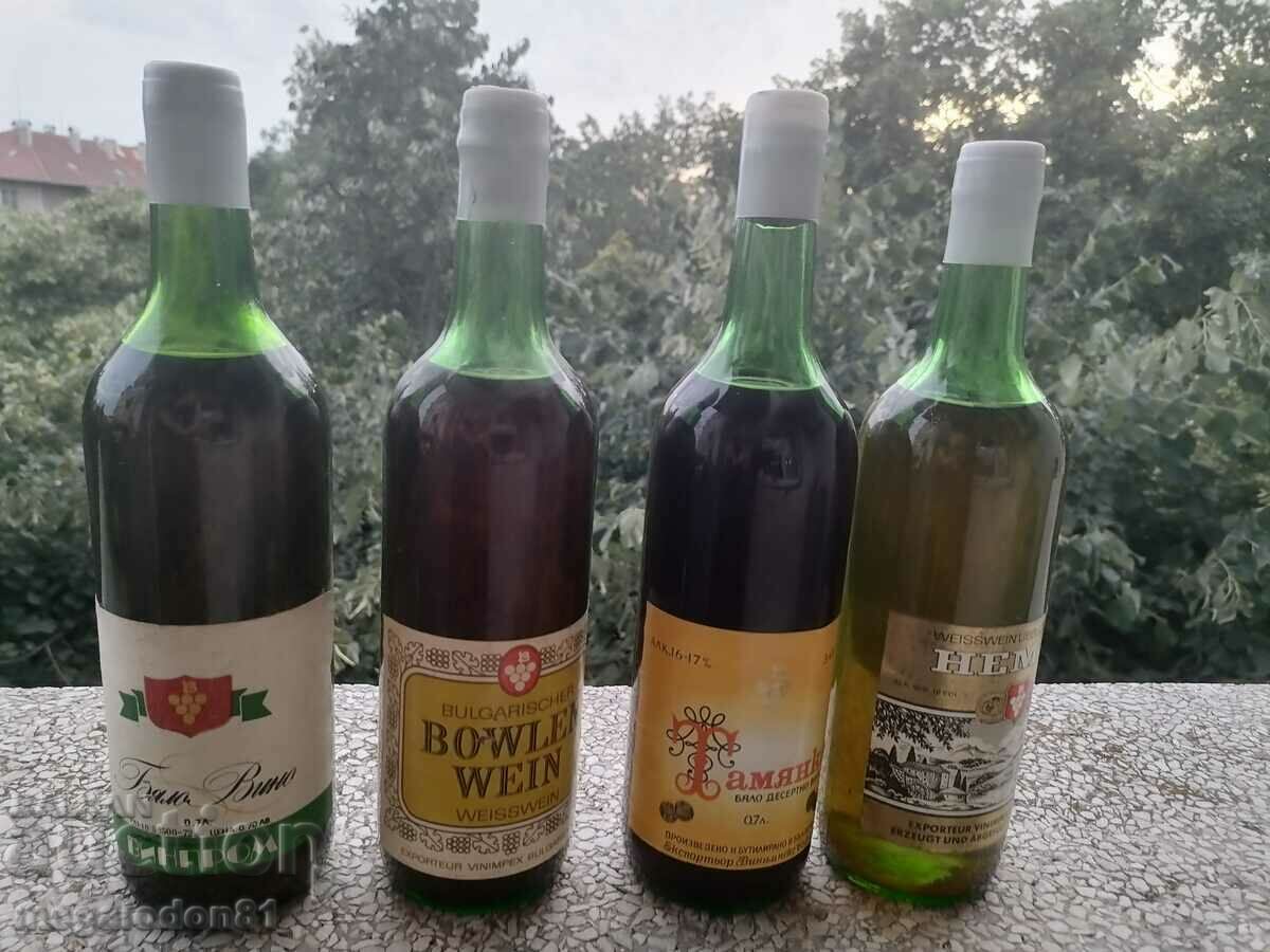 Un set de sticle vechi de vin alb din anii sociali