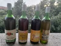 Un set de sticle vechi de vin alb din anii sociali