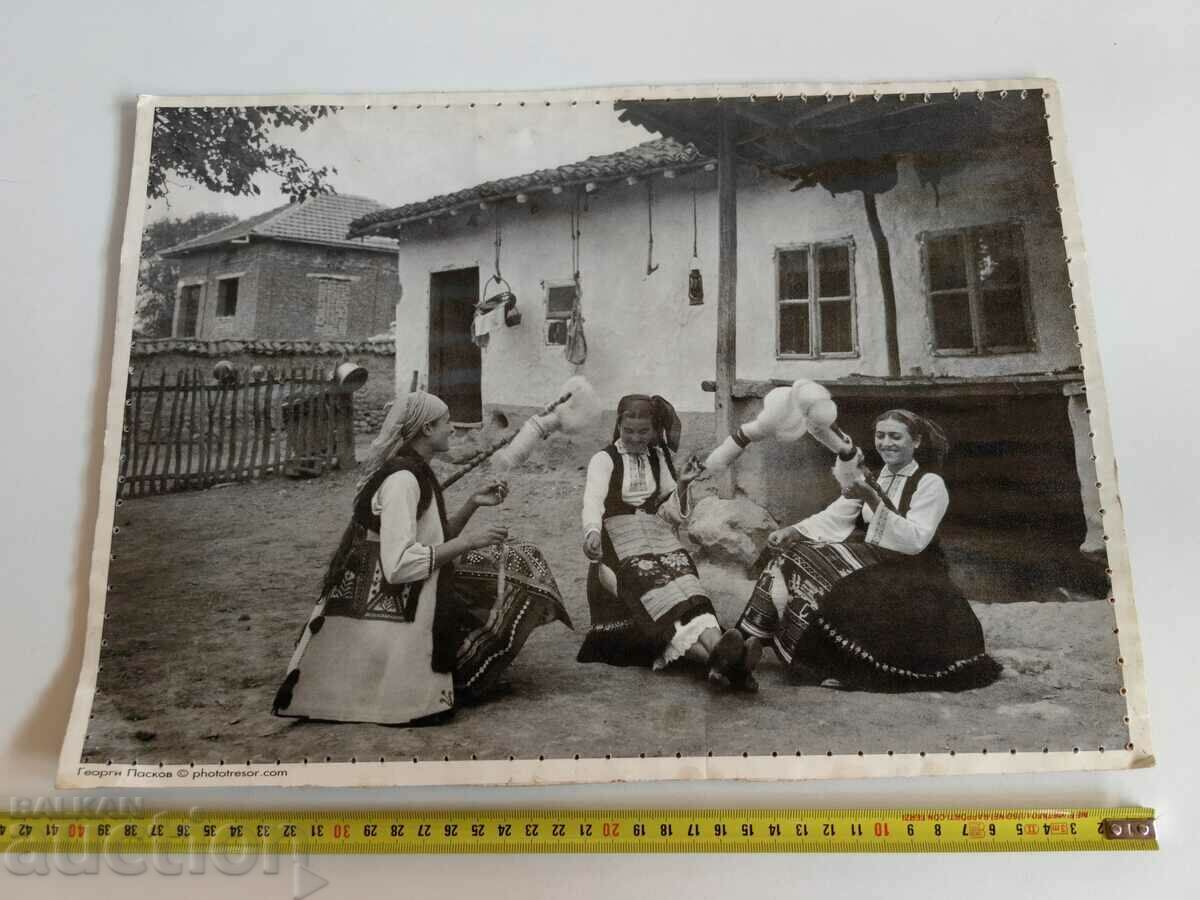 WEARING A LARGE EASTER PICTURE EASTER PICTURE PHOTO with price 59.00 BGN | € 30.17 WEARING A LARGE EASTER PICTURE EASTER PICTURE PHOTO with price 59.00 BGN | € 30.17