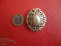 Gold plated pearl brooch 30
