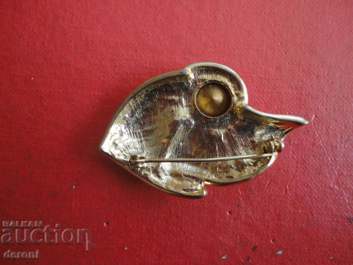 Delivery of Gold-plated brooch with stones 33 Delivery of Gold-plated brooch with stones 33