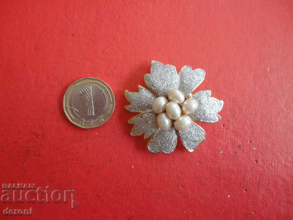 Broșă cu perle placată cu aur 36 cu preț 10.00 BGN | € 5.11 Broșă cu perle placată cu aur 36 cu preț 10.00 BGN | € 5.11