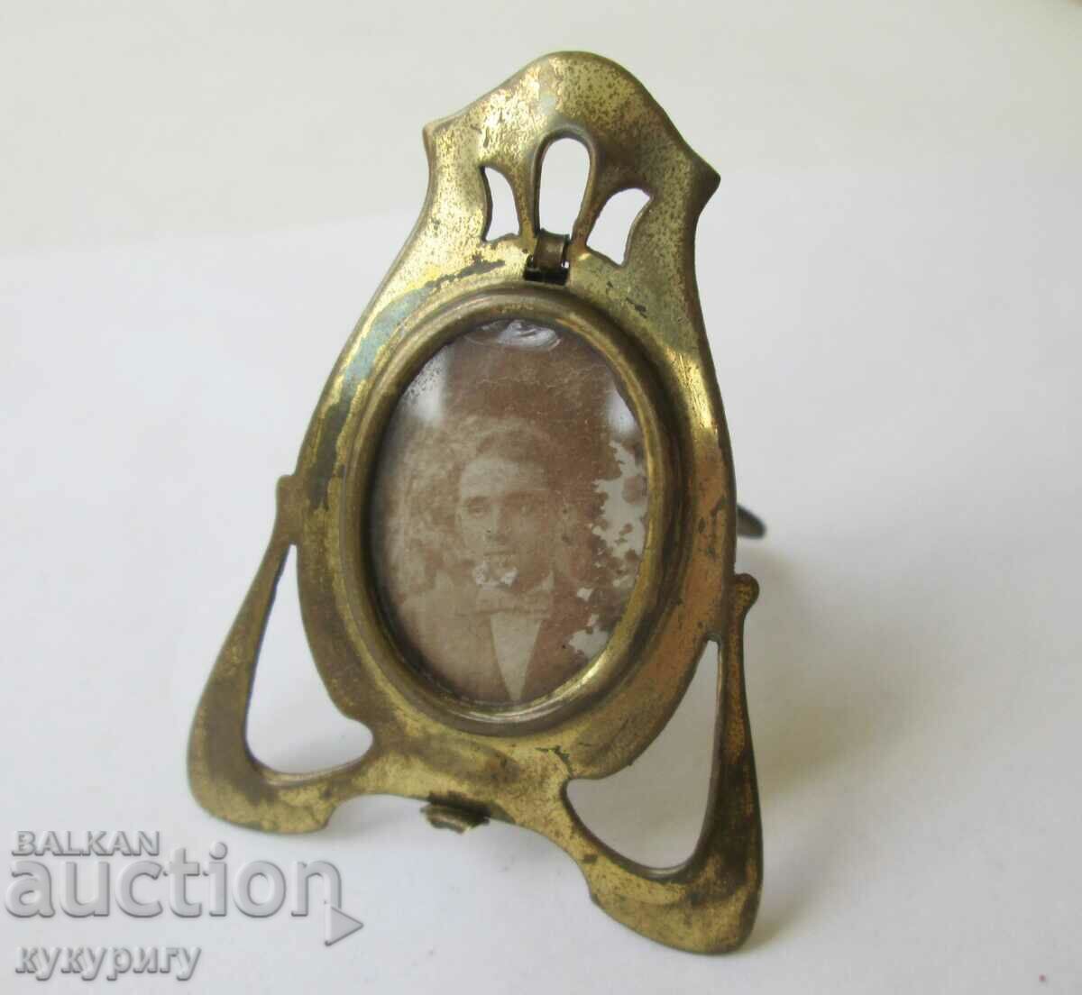 Delivery of Old small tabletop metal Art Nouveau picture frame Delivery of Old small tabletop metal Art Nouveau picture frame