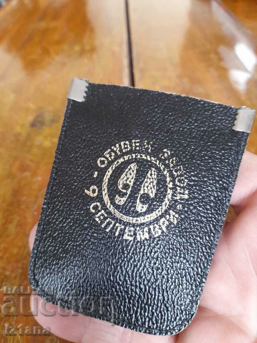 Breloc vechi Fabrica de pantofi 9 septembrie cu preț 22.00 BGN | € 11.25