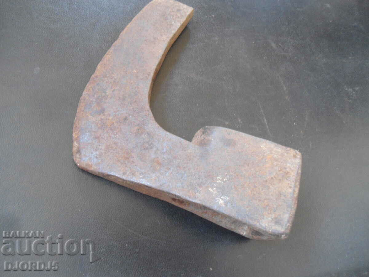 Auction Old ax, axe, 1,140 kg. Auction Old ax, axe, 1,140 kg.