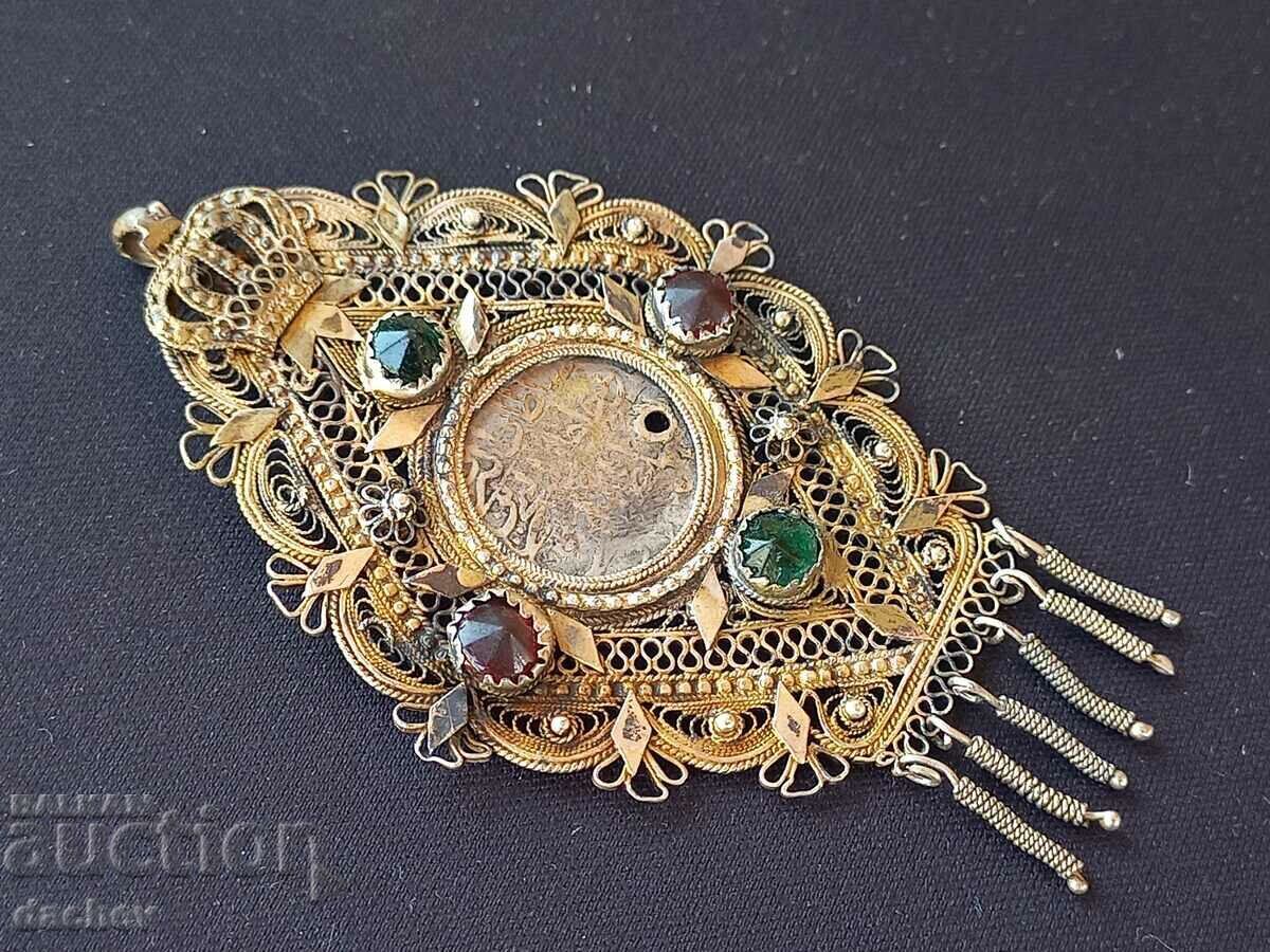 Licitație Bijuterii de costum medalion aurit cu filigran de argint renascentist Licitație Bijuterii de costum medalion aurit cu filigran de argint renascentist