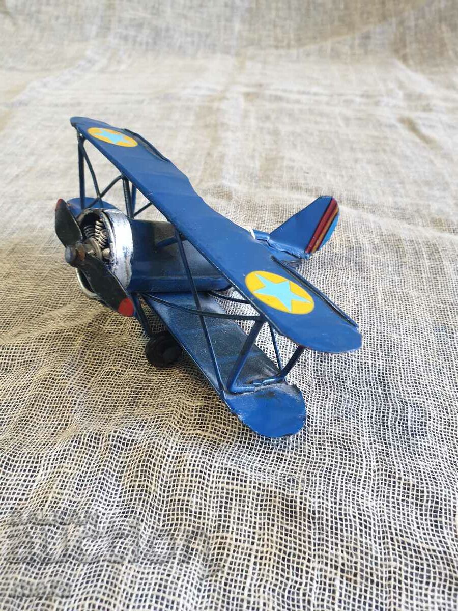 Стара метална играчка на витлов самолет