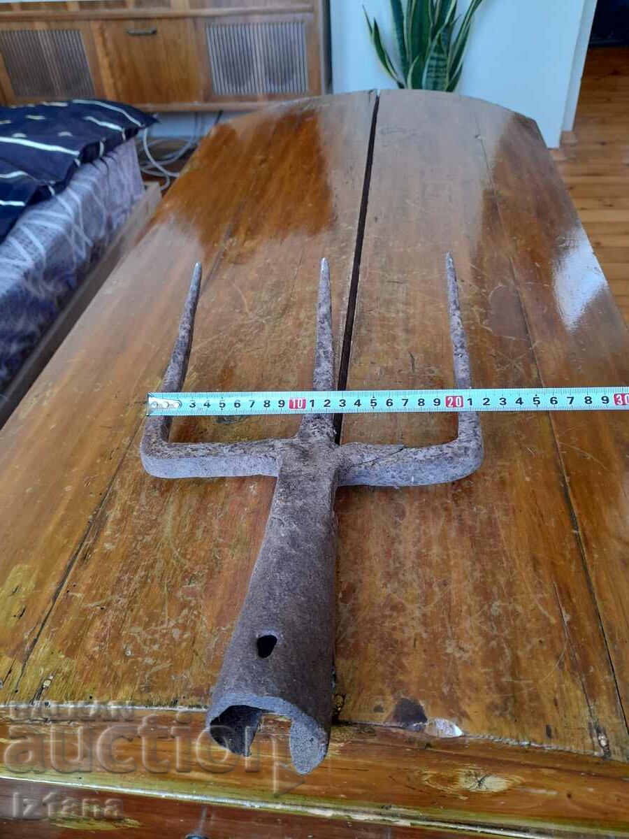 Auction  Old metal three-cornered cottage, Nabunya