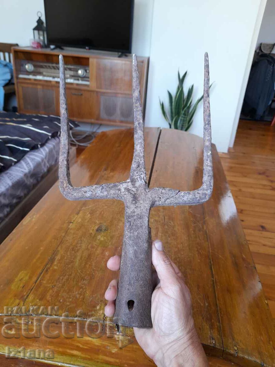 Delivery of Old metal three-cornered cottage, Nabunya