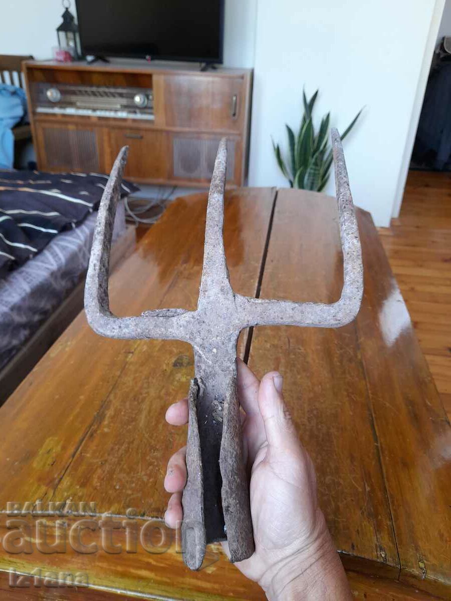 Old metal three-cornered cottage, Nabunya - 5