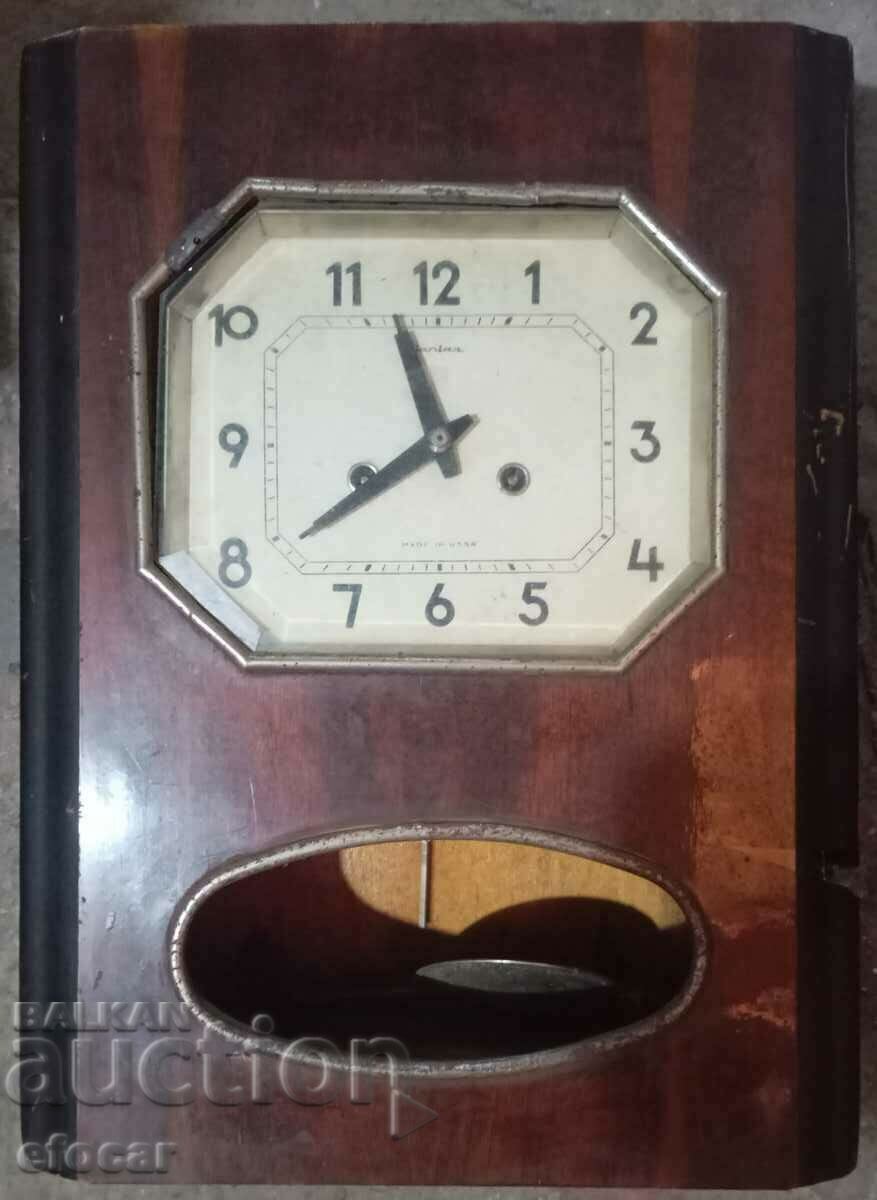 Стенен часовник Янтара