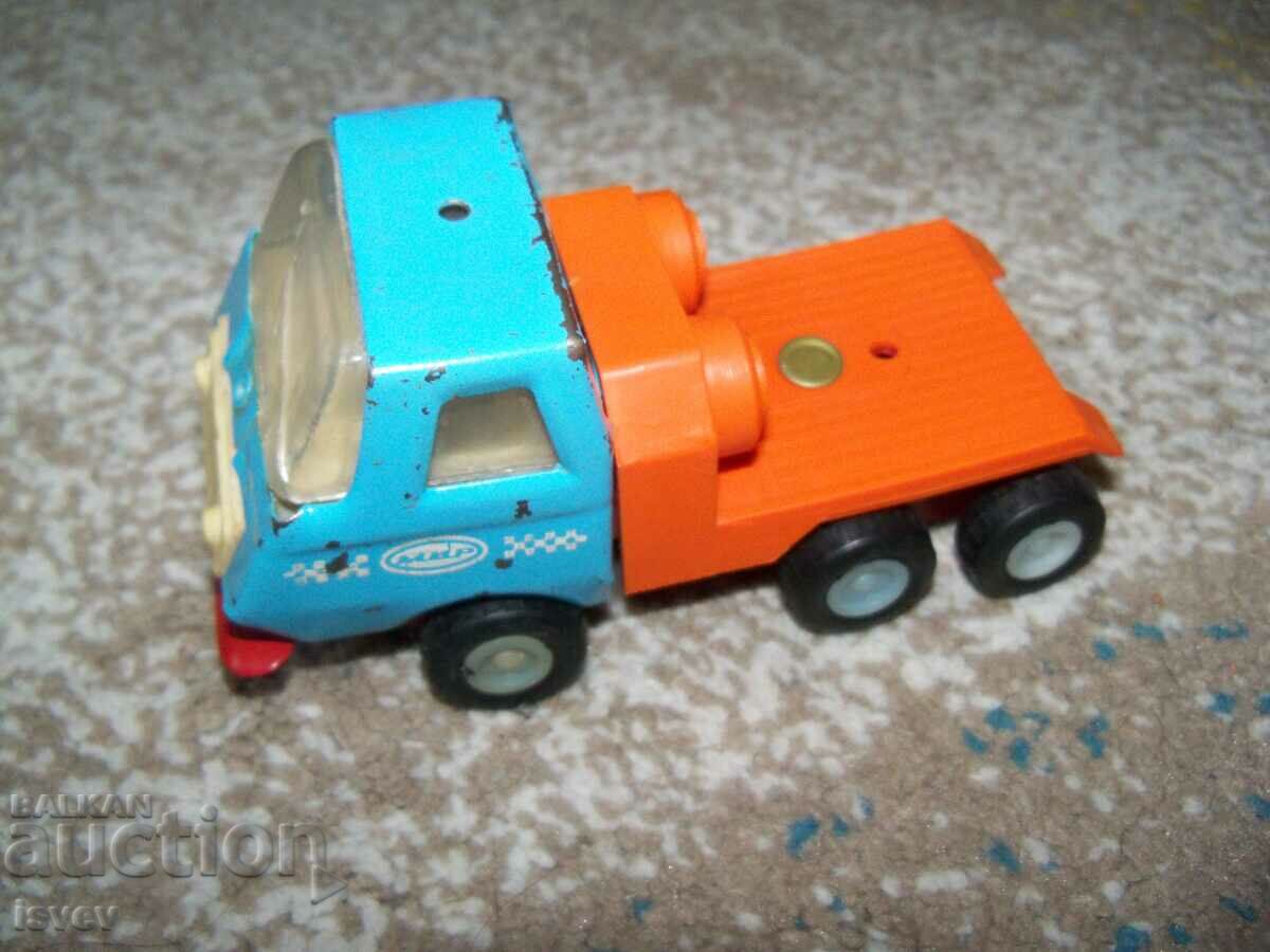 Vechi camion de jucărie socială „MIR” fabricat în Bulgaria.