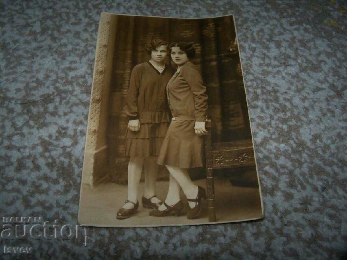 Cartelă veche - fotografie 1929 fete tinere cu preț 10.00 BGN | € 5.11 Cartelă veche - fotografie 1929 fete tinere cu preț 10.00 BGN | € 5.11