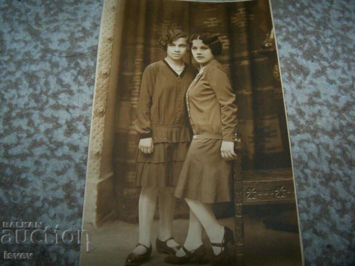 Livrarea Cartelă veche - fotografie 1929 fete tinere Livrarea Cartelă veche - fotografie 1929 fete tinere