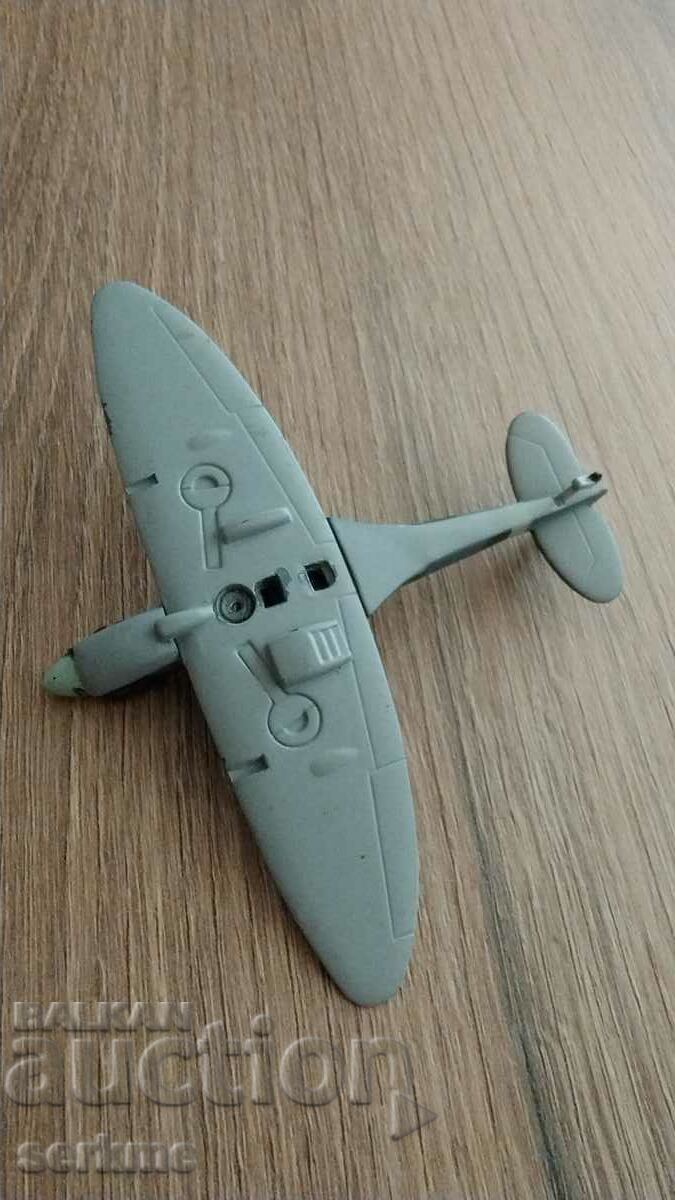 Model airplane with price 5.00 BGN | € 2.56