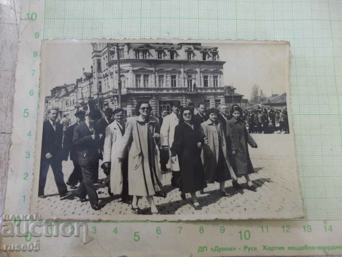 Снимка "Манифистиране пред сградата на ДСК-Русе -1май1954г."