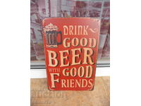 Μεταλλική πινακίδα Ωραία μπύρα με καλούς φίλους σε ένα τραπέζι με μια πίντα