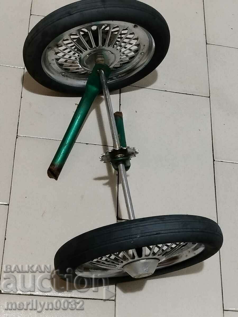 Axa spate a unei triciclete pentru copii anii 70 secolul XX NRB cu preț 49.90 BGN | € 25.51 Axa spate a unei triciclete pentru copii anii 70 secolul XX NRB cu preț 49.90 BGN | € 25.51