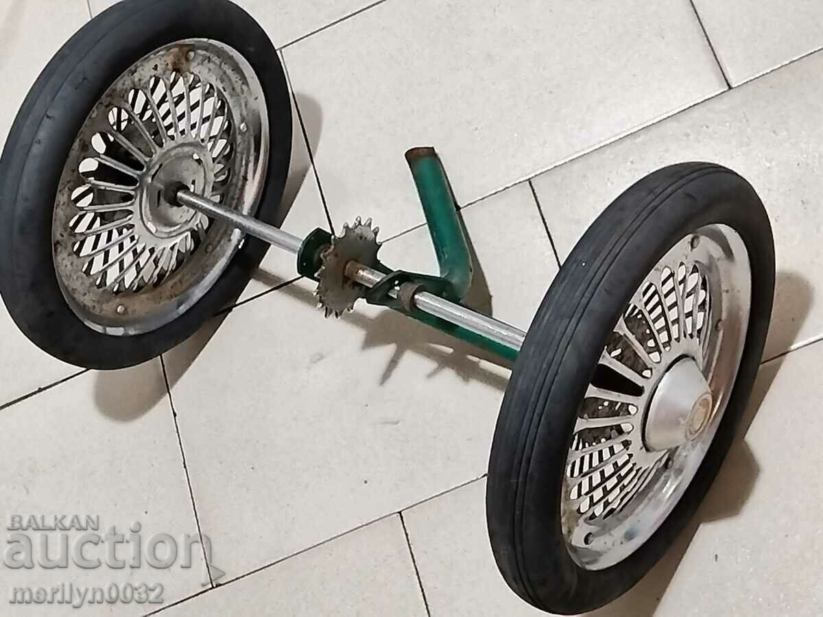 Axa spate a unei triciclete pentru copii anii 70 secolul XX NRB Axa spate a unei triciclete pentru copii anii 70 secolul XX NRB