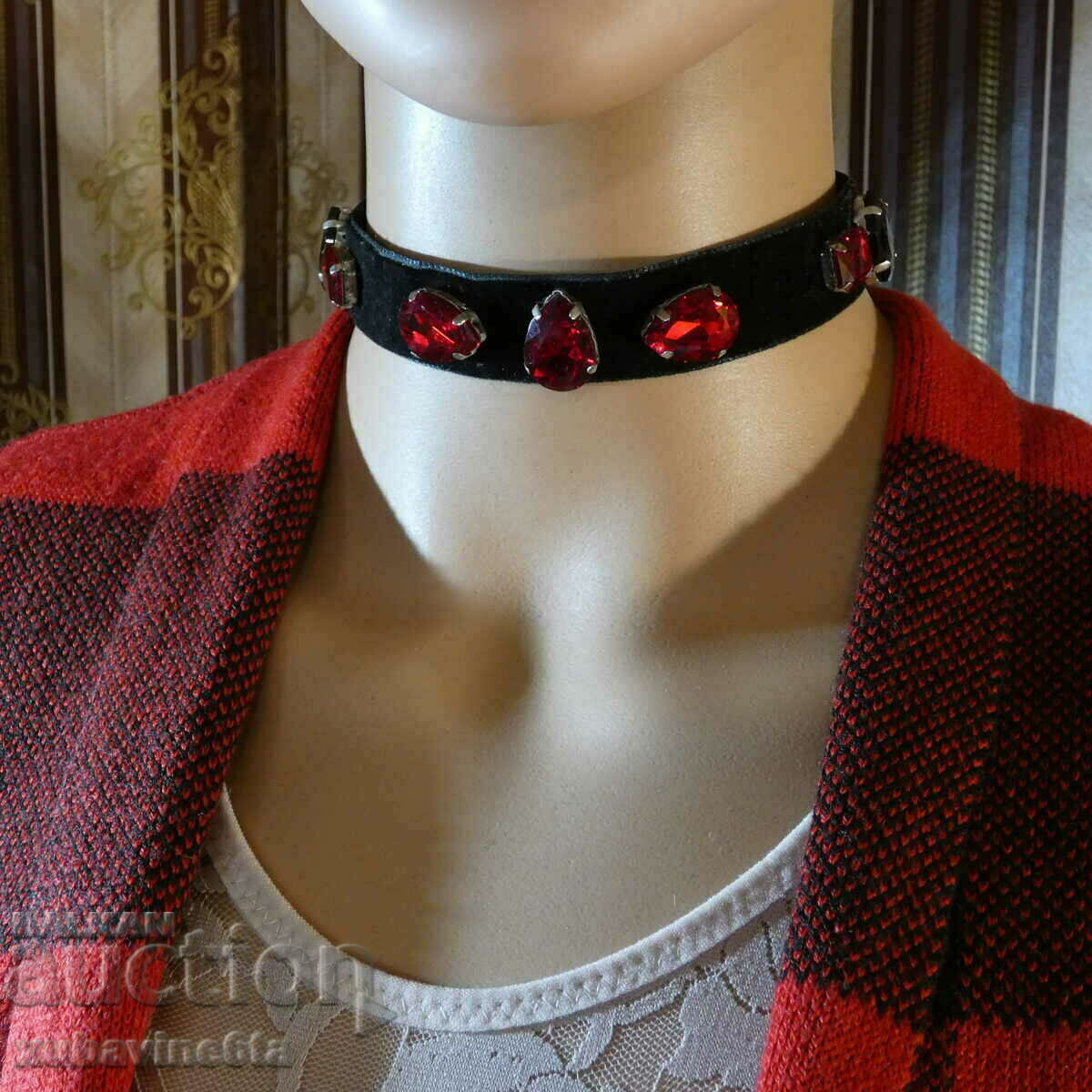 Choker cu pietre roșii + Vest Reserved S