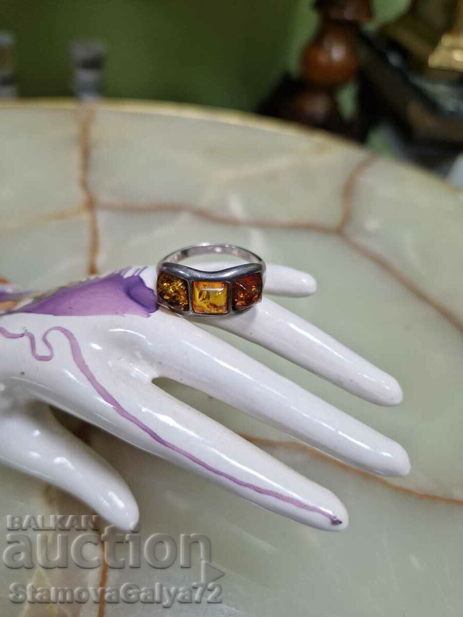 Чудесен антикварен сребърен пръстен с кехлибар