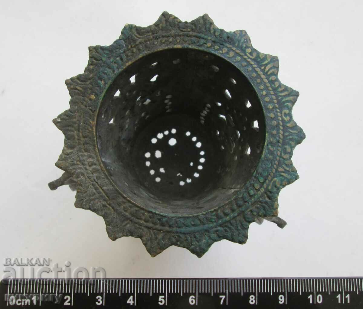 Старо старинно настолно кандило с орнаменти с цена 120.00 лв. | € 61.36 Старо старинно настолно кандило с орнаменти с цена 120.00 лв. | € 61.36