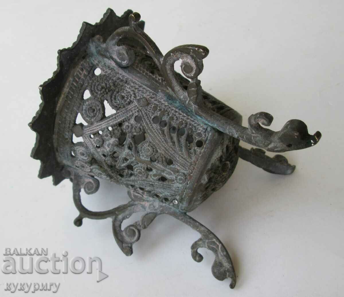 Аукцион Старо старинно настолно кандило с орнаменти Аукцион Старо старинно настолно кандило с орнаменти