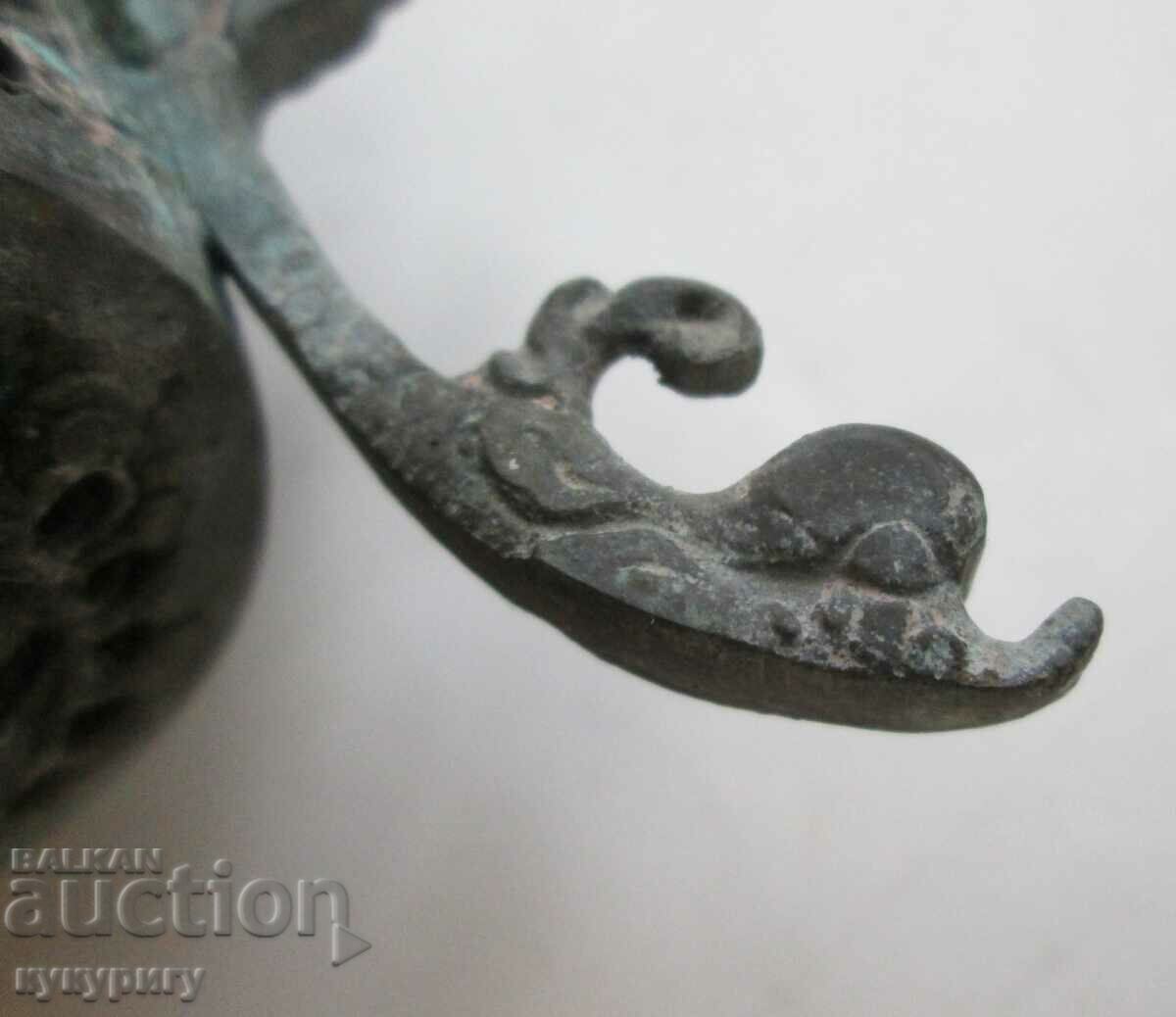 Доставка на Старо старинно настолно кандило с орнаменти Доставка на Старо старинно настолно кандило с орнаменти