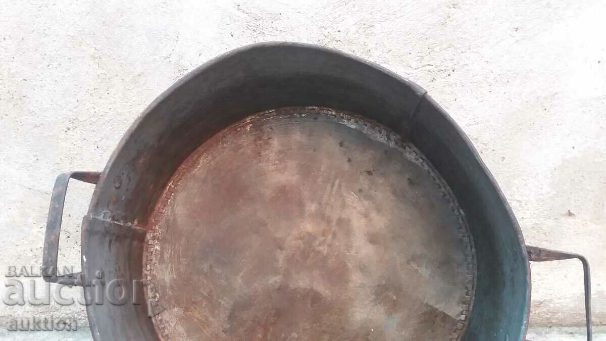 TAVĂ VECHE DE METAL SOLID PENTRU MIEL, LUTENICE, ETC. cu preț 17.99 BGN | € 9.20 TAVĂ VECHE DE METAL SOLID PENTRU MIEL, LUTENICE, ETC. cu preț 17.99 BGN | € 9.20