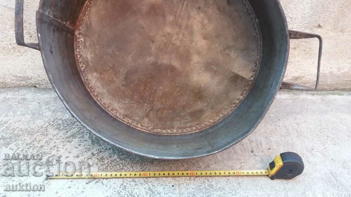 Licitație TAVĂ VECHE DE METAL SOLID PENTRU MIEL, LUTENICE, ETC. Licitație TAVĂ VECHE DE METAL SOLID PENTRU MIEL, LUTENICE, ETC.