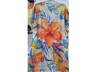 Rochie tunică pentru plajă în imprimeuri moderne colorate și într-o formă lejeră