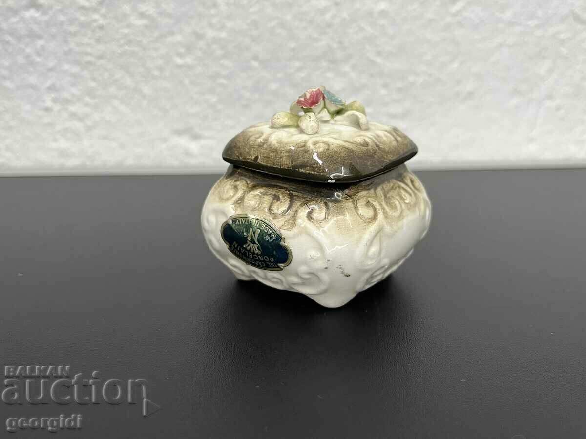 Italian porcelain box - Capodimonte. #5542