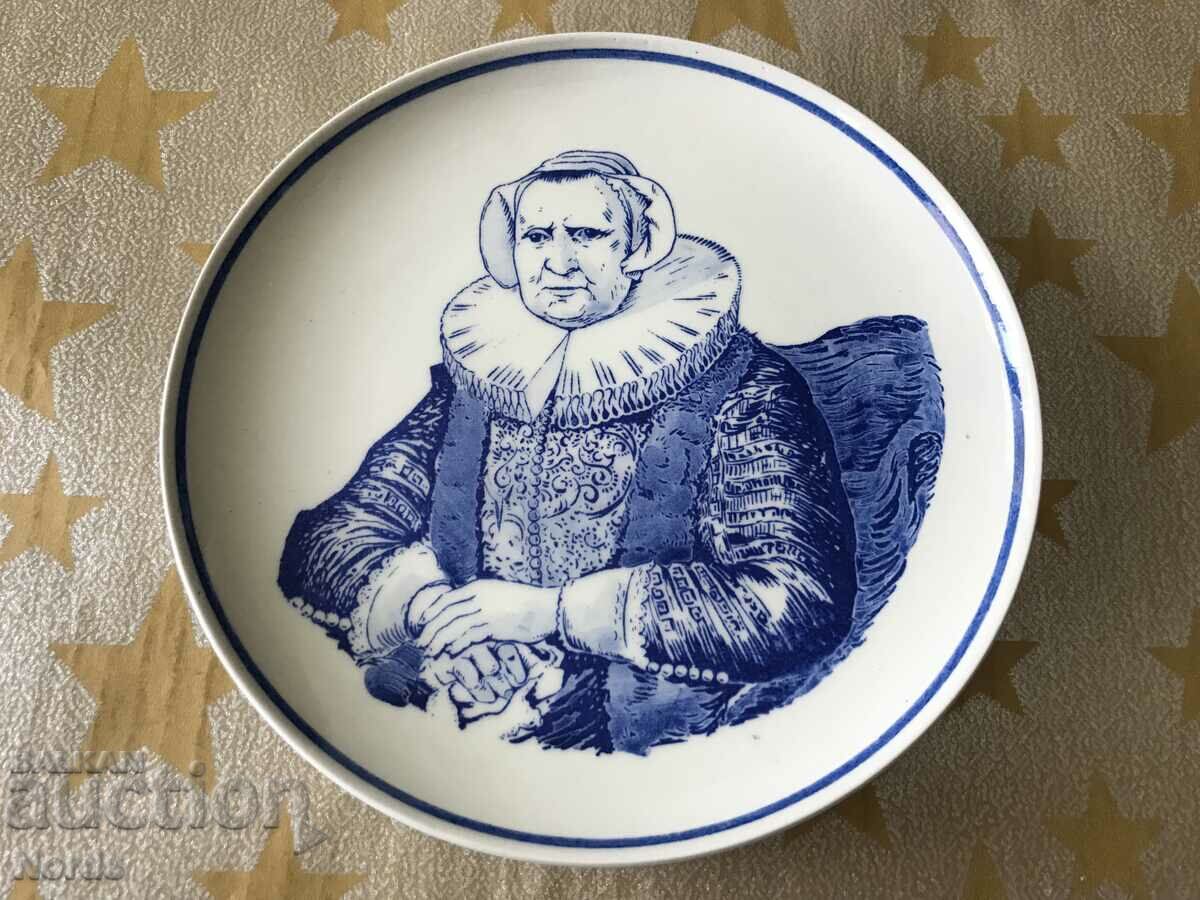 A beautiful Holland porcelain plate