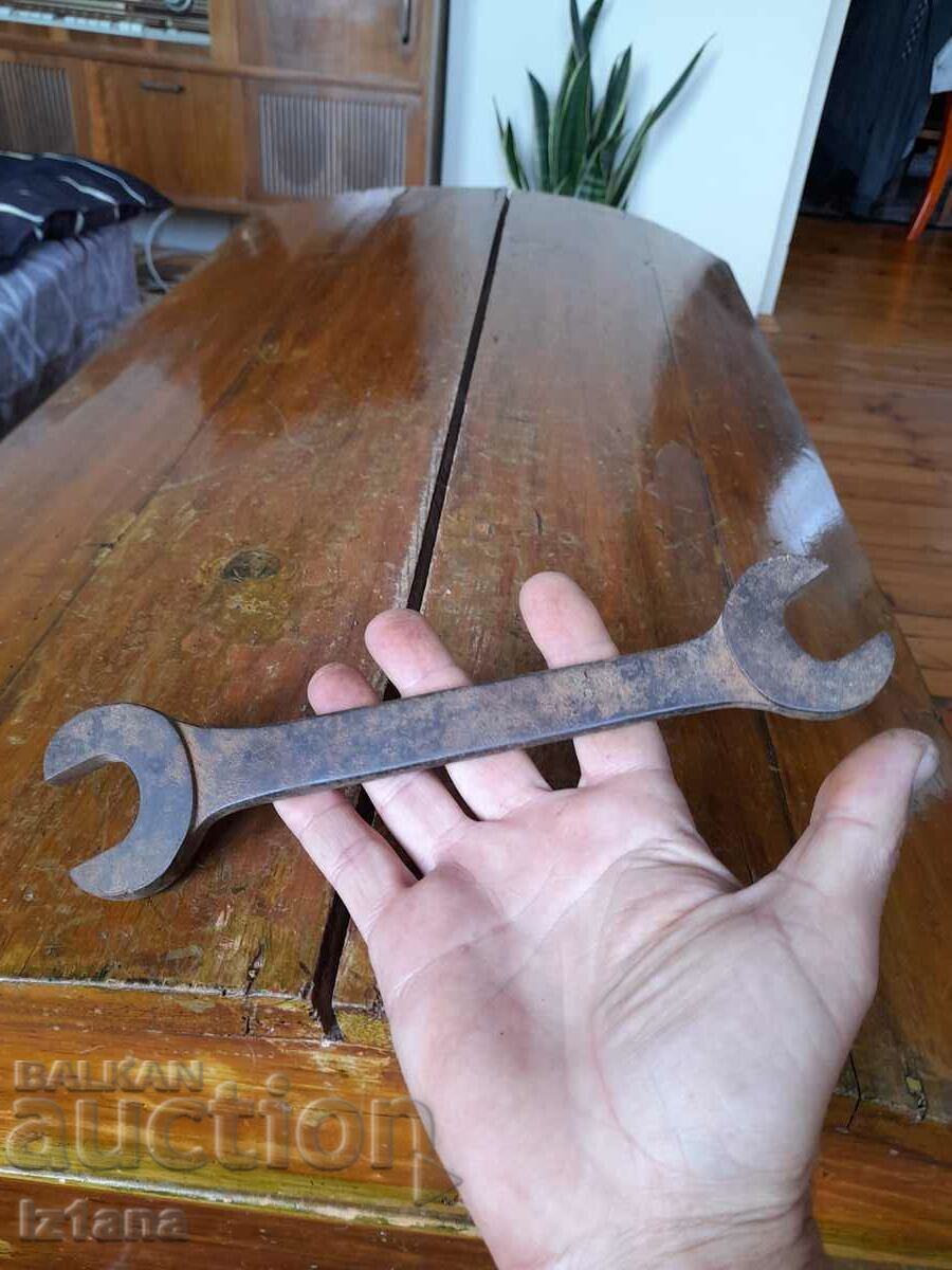 Old wrench - 5