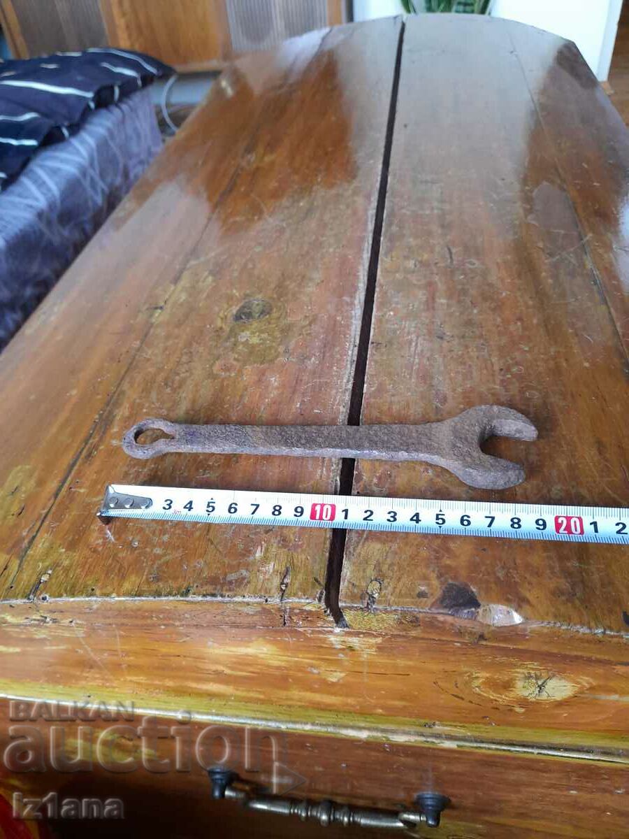 Old wrench with price 11.00 BGN | € 5.62