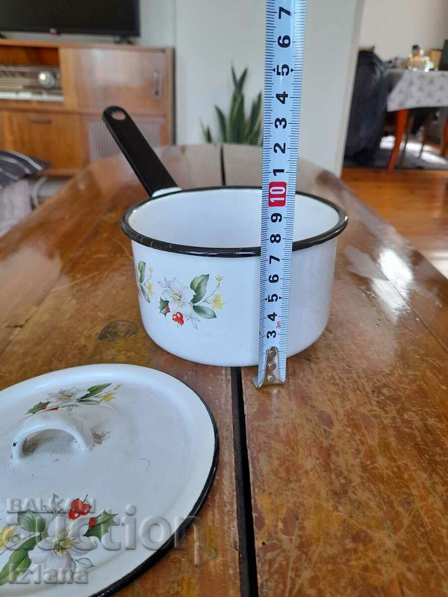 Auction Old enameled casserole, frying pan Auction Old enameled casserole, frying pan