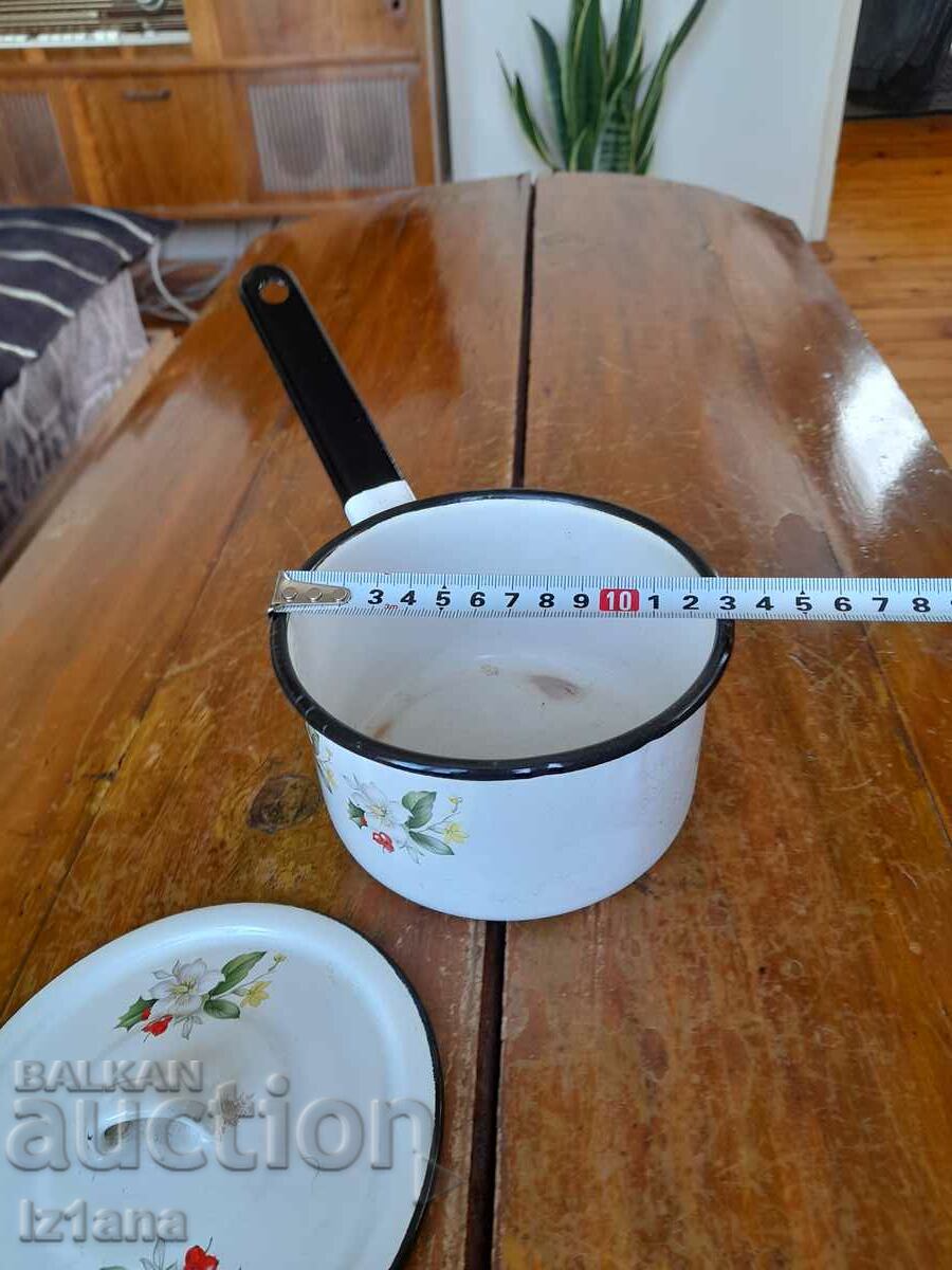 Delivery of Old enameled casserole, frying pan Delivery of Old enameled casserole, frying pan