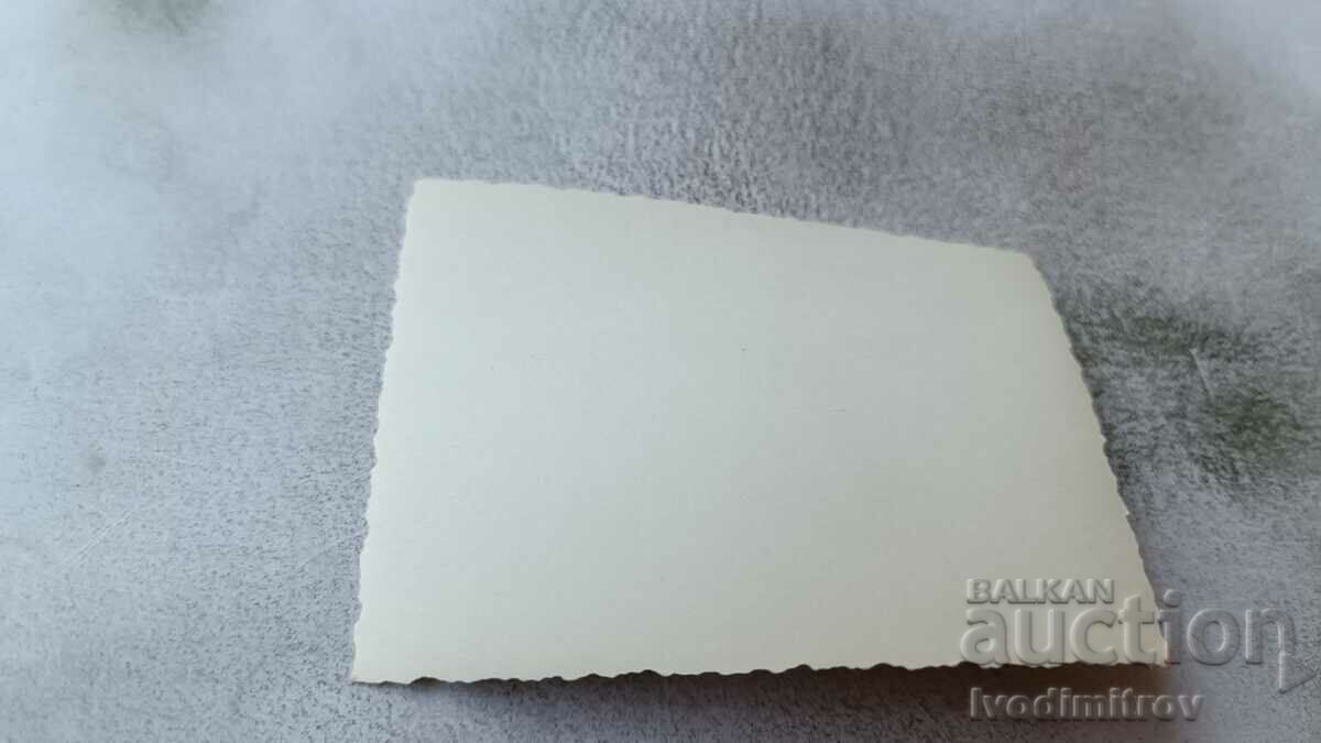 Foto Doi bărbați și o femeie pe plajă cu preț 1.45 BGN | € 0.74 Foto Doi bărbați și o femeie pe plajă cu preț 1.45 BGN | € 0.74