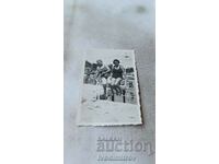 Снимка Две жени по бански седнали на парапет на басеин