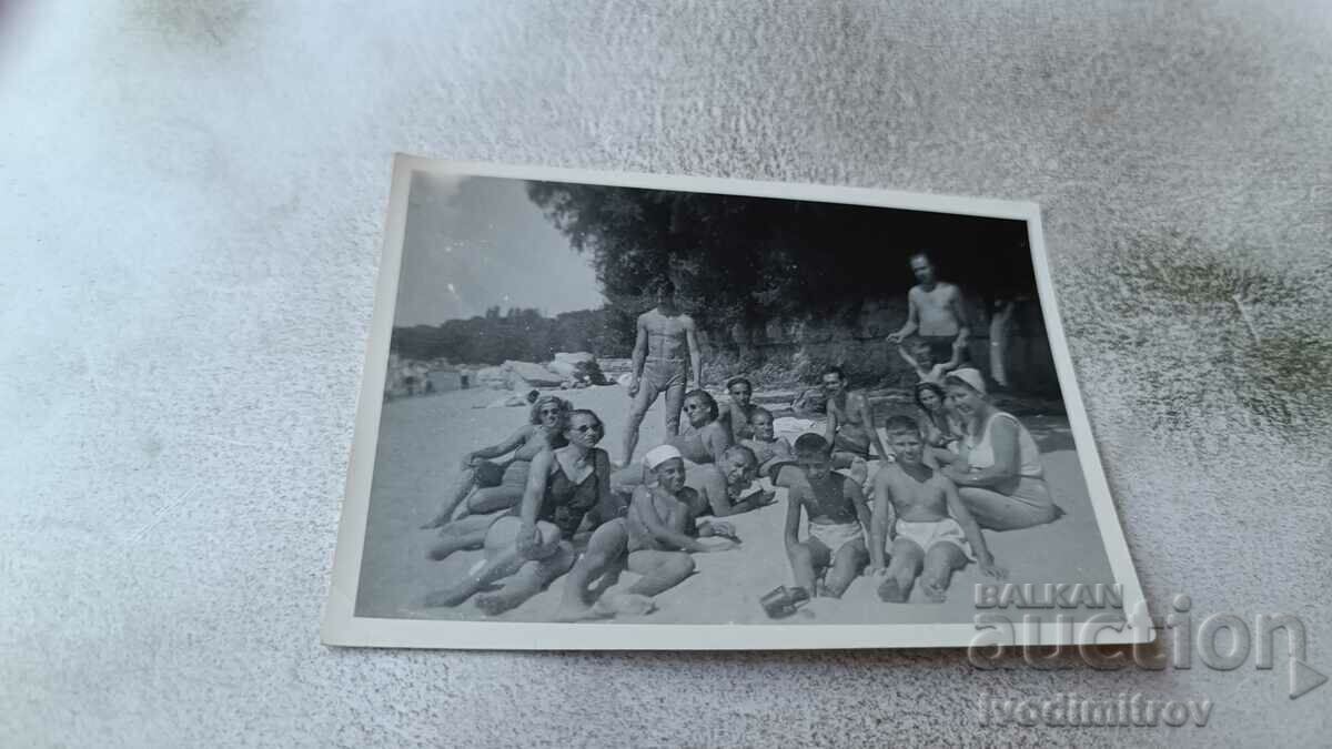 Φωτογραφία Άνδρες γυναίκες και παιδιά στην παραλία