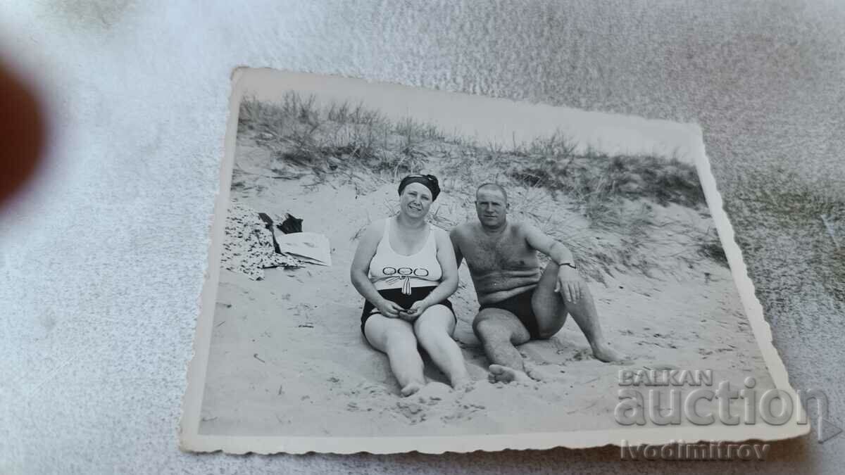 Fotografie Burgas Bărbat și femeie pe plajă