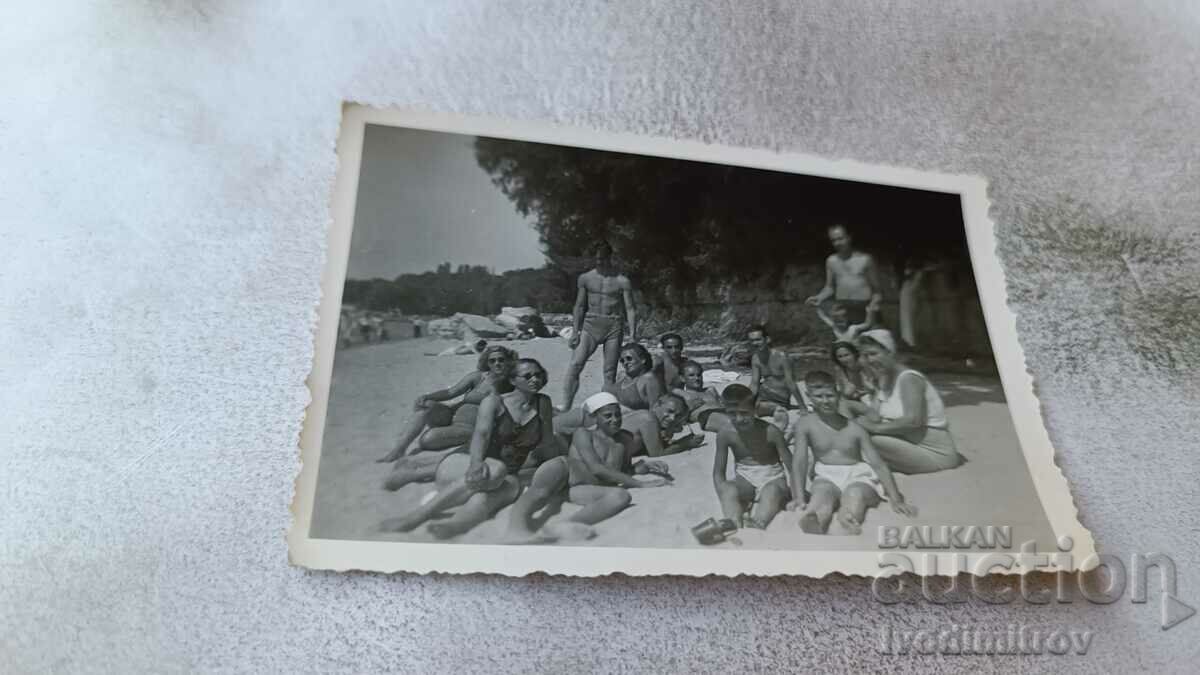 Photo Men women and children on the beach